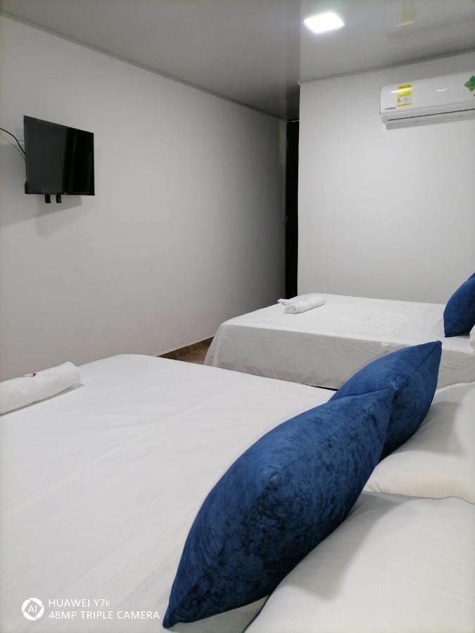 Hotel Media Luna 쿠쿠타 외부 사진