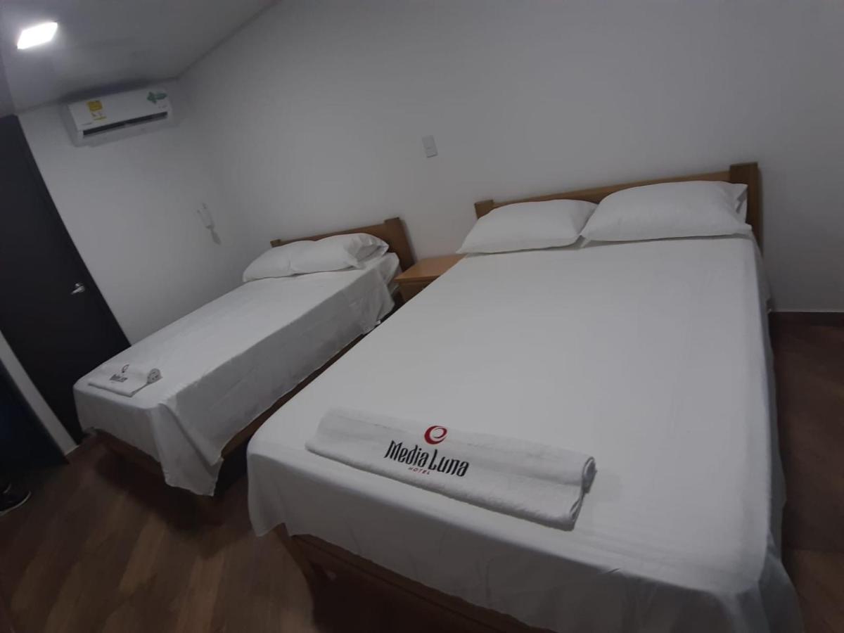 Hotel Media Luna 쿠쿠타 외부 사진